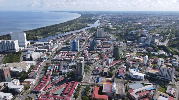 Miri Şehri 'nin ünlü plajları, nehirleri, şehirleri ve manzaralı çevresiyle Landmark ve Turist Çekim alanları