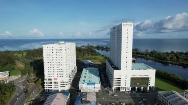 Miri Şehri 'nin ünlü plajları, nehirleri, şehirleri ve manzaralı çevresiyle Landmark ve Turist Çekim alanları