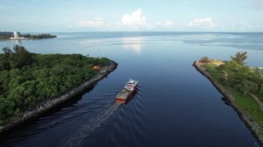 Miri Şehri 'nin ünlü plajları, nehirleri, şehirleri ve manzaralı çevresiyle Landmark ve Turist Çekim alanları
