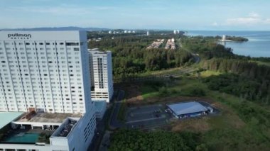 Miri Şehri 'nin ünlü plajları, nehirleri, şehirleri ve manzaralı çevresiyle Landmark ve Turist Çekim alanları