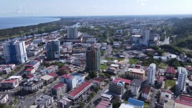 Miri Şehri 'nin ünlü plajları, nehirleri, şehirleri ve manzaralı çevresiyle Landmark ve Turist Çekim alanları