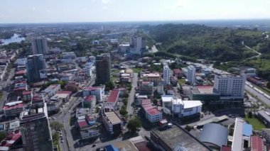 Miri Şehri 'nin ünlü plajları, nehirleri, şehirleri ve manzaralı çevresiyle Landmark ve Turist Çekim alanları