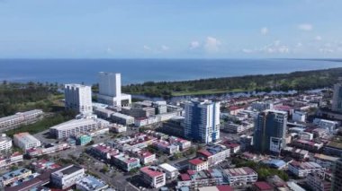 Miri Şehri 'nin ünlü plajları, nehirleri, şehirleri ve manzaralı çevresiyle Landmark ve Turist Çekim alanları