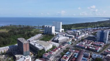 Miri Şehri 'nin ünlü plajları, nehirleri, şehirleri ve manzaralı çevresiyle Landmark ve Turist Çekim alanları