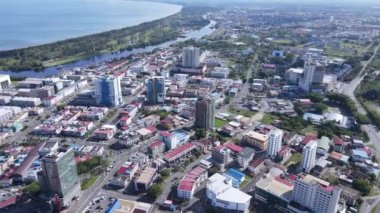 Miri Şehri 'nin ünlü plajları, nehirleri, şehirleri ve manzaralı çevresiyle Landmark ve Turist Çekim alanları