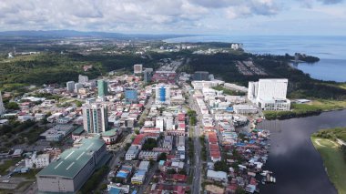 Miri Şehri 'nin ünlü plajları, nehirleri, şehirleri ve manzaralı çevresiyle Landmark ve Turist Çekim alanları