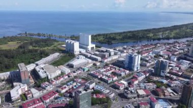 Miri Şehri 'nin ünlü plajları, nehirleri, şehirleri ve manzaralı çevresiyle Landmark ve Turist Çekim alanları