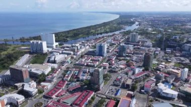 Miri Şehri 'nin ünlü plajları, nehirleri, şehirleri ve manzaralı çevresiyle Landmark ve Turist Çekim alanları