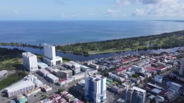 Miri Şehri 'nin ünlü plajları, nehirleri, şehirleri ve manzaralı çevresiyle Landmark ve Turist Çekim alanları