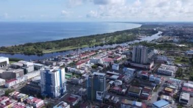 Miri Şehri 'nin ünlü plajları, nehirleri, şehirleri ve manzaralı çevresiyle Landmark ve Turist Çekim alanları