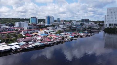 Miri Şehri 'nin ünlü plajları, nehirleri, şehirleri ve manzaralı çevresiyle Landmark ve Turist Çekim alanları