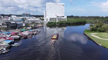 Miri Şehri 'nin ünlü plajları, nehirleri, şehirleri ve manzaralı çevresiyle Landmark ve Turist Çekim alanları