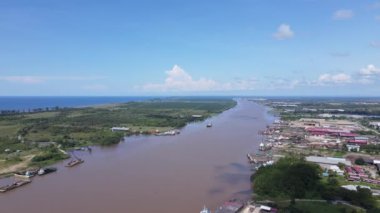 Miri Şehri 'nin ünlü plajları, nehirleri, şehirleri ve manzaralı çevresiyle Landmark ve Turist Çekim alanları