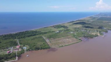 Miri Şehri 'nin ünlü plajları, nehirleri, şehirleri ve manzaralı çevresiyle Landmark ve Turist Çekim alanları