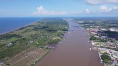 Miri Şehri 'nin ünlü plajları, nehirleri, şehirleri ve manzaralı çevresiyle Landmark ve Turist Çekim alanları