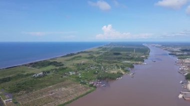 Miri Şehri 'nin ünlü plajları, nehirleri, şehirleri ve manzaralı çevresiyle Landmark ve Turist Çekim alanları