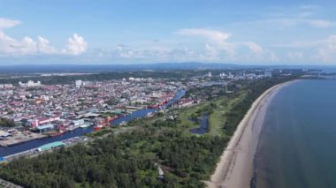 Miri Şehri 'nin ünlü plajları, nehirleri, şehirleri ve manzaralı çevresiyle Landmark ve Turist Çekim alanları