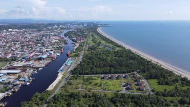 Miri Şehri 'nin ünlü plajları, nehirleri, şehirleri ve manzaralı çevresiyle Landmark ve Turist Çekim alanları