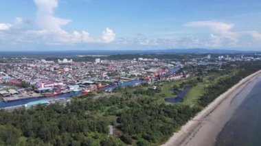 Miri Şehri 'nin ünlü plajları, nehirleri, şehirleri ve manzaralı çevresiyle Landmark ve Turist Çekim alanları