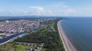 Miri Şehri 'nin ünlü plajları, nehirleri, şehirleri ve manzaralı çevresiyle Landmark ve Turist Çekim alanları