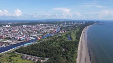 Miri Şehri 'nin ünlü plajları, nehirleri, şehirleri ve manzaralı çevresiyle Landmark ve Turist Çekim alanları