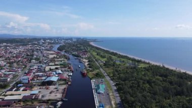 Miri Şehri 'nin ünlü plajları, nehirleri, şehirleri ve manzaralı çevresiyle Landmark ve Turist Çekim alanları