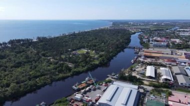 Miri Şehri 'nin ünlü plajları, nehirleri, şehirleri ve manzaralı çevresiyle Landmark ve Turist Çekim alanları