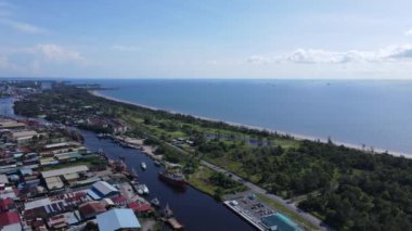 Miri Şehri 'nin ünlü plajları, nehirleri, şehirleri ve manzaralı çevresiyle Landmark ve Turist Çekim alanları