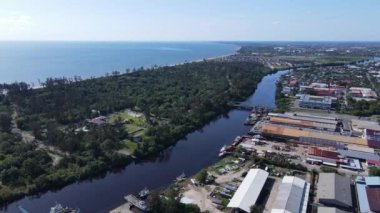 Miri Şehri 'nin ünlü plajları, nehirleri, şehirleri ve manzaralı çevresiyle Landmark ve Turist Çekim alanları