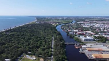 Miri Şehri 'nin ünlü plajları, nehirleri, şehirleri ve manzaralı çevresiyle Landmark ve Turist Çekim alanları