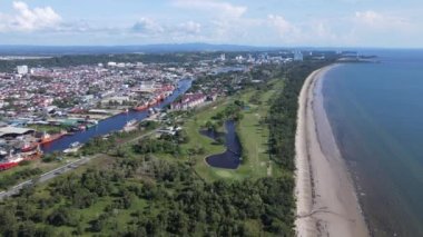Miri Şehri 'nin ünlü plajları, nehirleri, şehirleri ve manzaralı çevresiyle Landmark ve Turist Çekim alanları