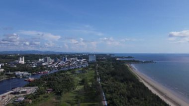 Miri Şehri 'nin ünlü plajları, nehirleri, şehirleri ve manzaralı çevresiyle Landmark ve Turist Çekim alanları