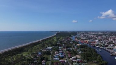 Miri Şehri 'nin ünlü plajları, nehirleri, şehirleri ve manzaralı çevresiyle Landmark ve Turist Çekim alanları