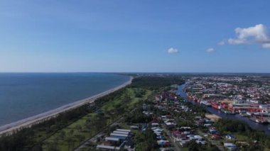 Miri Şehri 'nin ünlü plajları, nehirleri, şehirleri ve manzaralı çevresiyle Landmark ve Turist Çekim alanları