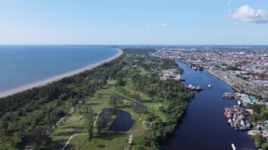 Miri Şehri 'nin ünlü plajları, nehirleri, şehirleri ve manzaralı çevresiyle Landmark ve Turist Çekim alanları