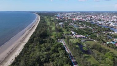 Miri Şehri 'nin ünlü plajları, nehirleri, şehirleri ve manzaralı çevresiyle Landmark ve Turist Çekim alanları