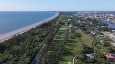 Miri Şehri 'nin ünlü plajları, nehirleri, şehirleri ve manzaralı çevresiyle Landmark ve Turist Çekim alanları