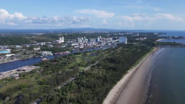 Miri Şehri 'nin ünlü plajları, nehirleri, şehirleri ve manzaralı çevresiyle Landmark ve Turist Çekim alanları