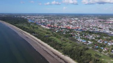 Miri Şehri 'nin ünlü plajları, nehirleri, şehirleri ve manzaralı çevresiyle Landmark ve Turist Çekim alanları