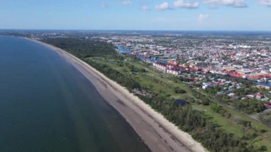 Miri Şehri 'nin ünlü plajları, nehirleri, şehirleri ve manzaralı çevresiyle Landmark ve Turist Çekim alanları