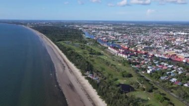 Miri Şehri 'nin ünlü plajları, nehirleri, şehirleri ve manzaralı çevresiyle Landmark ve Turist Çekim alanları