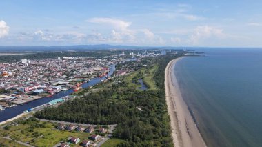 Miri Şehri 'nin ünlü plajları, nehirleri, şehirleri ve manzaralı çevresiyle Landmark ve Turist Çekim alanları