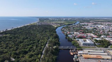 Miri Şehri 'nin ünlü plajları, nehirleri, şehirleri ve manzaralı çevresiyle Landmark ve Turist Çekim alanları
