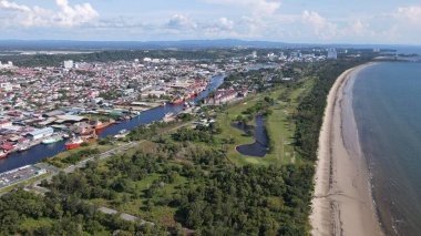 Miri Şehri 'nin ünlü plajları, nehirleri, şehirleri ve manzaralı çevresiyle Landmark ve Turist Çekim alanları