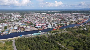 Miri Şehri 'nin ünlü plajları, nehirleri, şehirleri ve manzaralı çevresiyle Landmark ve Turist Çekim alanları