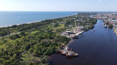 Miri Şehri 'nin ünlü plajları, nehirleri, şehirleri ve manzaralı çevresiyle Landmark ve Turist Çekim alanları