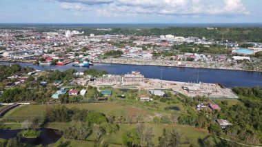 Miri Şehri 'nin ünlü plajları, nehirleri, şehirleri ve manzaralı çevresiyle Landmark ve Turist Çekim alanları