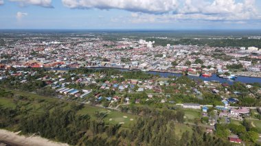 Miri Şehri 'nin ünlü plajları, nehirleri, şehirleri ve manzaralı çevresiyle Landmark ve Turist Çekim alanları