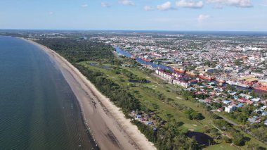Miri Şehri 'nin ünlü plajları, nehirleri, şehirleri ve manzaralı çevresiyle Landmark ve Turist Çekim alanları