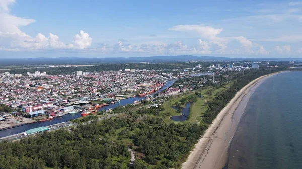Miri Şehri 'nin ünlü plajları, nehirleri, şehirleri ve manzaralı çevresiyle Landmark ve Turist Çekim alanları